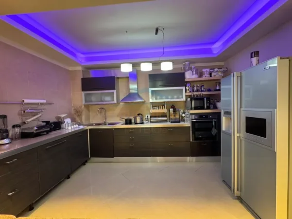 Tirane, shitet apartament 3+1+Ballkon Kati 4, 165 m² 470.000 € 