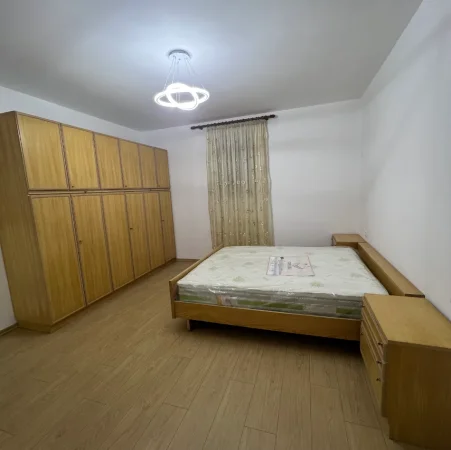 Tirane, jepet me qera shtepi 2+1+Aneks Kati 1, 400 € Misto Mame