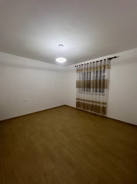 Tirane, jepet me qera shtepi 2+1+Aneks Kati 1, 400 € Misto Mame
