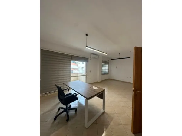 Tirane, jepet me qera zyre Kati 2, 104 m² 900 € (Komuna e Parisit)