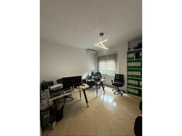 Tirane, jepet me qera zyre Kati 2, 104 m² 900 € (Komuna e Parisit)