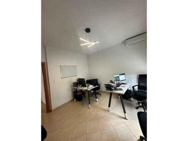 Tirane, jepet me qera zyre Kati 2, 104 m² 900 € (Komuna e Parisit)