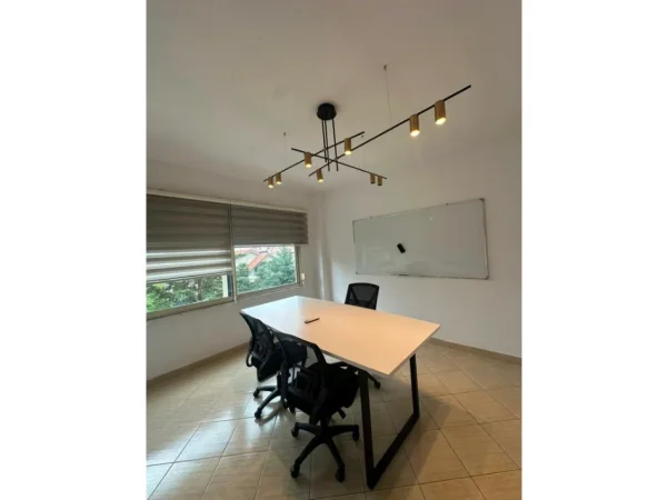 Tirane, jepet me qera zyre Kati 2, 104 m² 900 € (Komuna e Parisit)