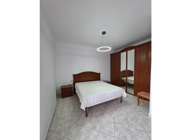 Tirane, jepet me qera apartament 3+1+Ballkon Kati 5, 109 m² 700 € (Rruga Siri Kodra)