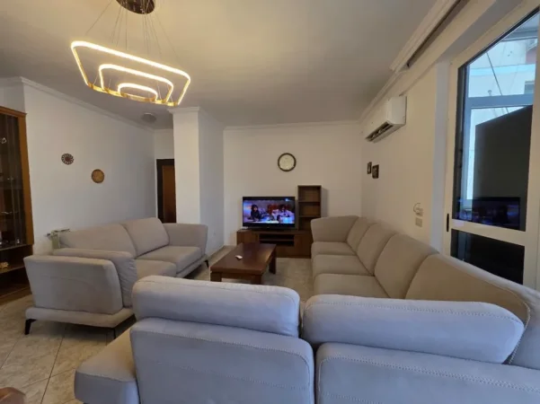 Tirane, jepet me qera apartament 3+1+Ballkon Kati 5, 109 m² 700 € (Rruga Siri Kodra)