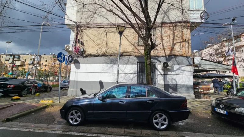 Tirane, shitet makine | veture Nafte, tiptronik Kondicioner 245.000 km 4.200 €