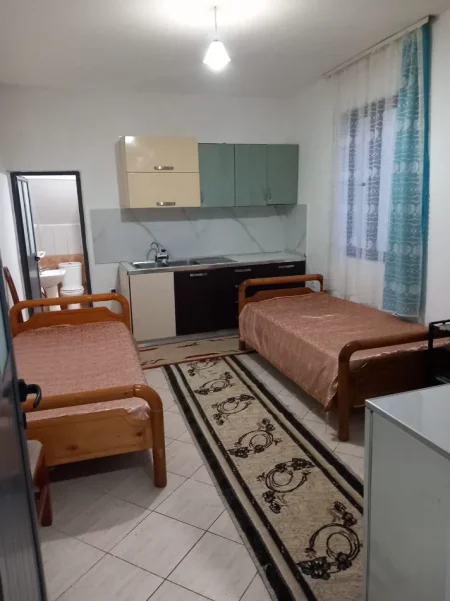 Tirane, jepet me qera garsonier 1+1 Kati 1, 35 m² (Fundi Rruges Burgut, Mbrapa Skrapit)