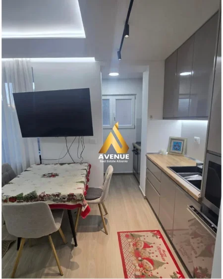 APARTAMENT LUKSOZ 2+1 NË SHITJE, RRUGA ARKITEKT KASEMI, PRANE BRRYLIT