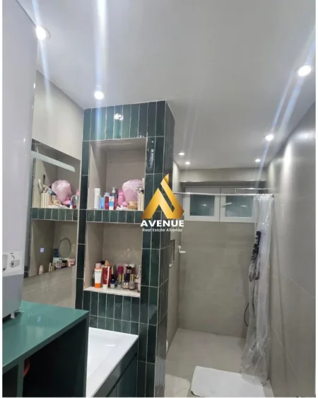 APARTAMENT LUKSOZ 2+1 NË SHITJE, RRUGA ARKITEKT KASEMI, PRANE BRRYLIT