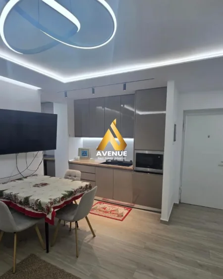 APARTAMENT LUKSOZ 2+1 NË SHITJE, RRUGA ARKITEKT KASEMI, PRANE BRRYLIT