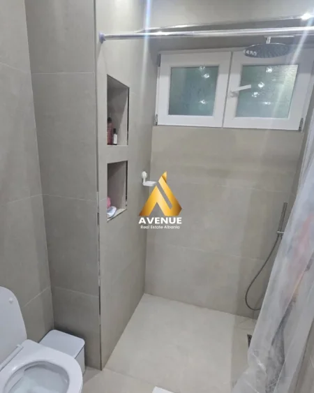 APARTAMENT LUKSOZ 2+1 NË SHITJE, RRUGA ARKITEKT KASEMI, PRANE BRRYLIT