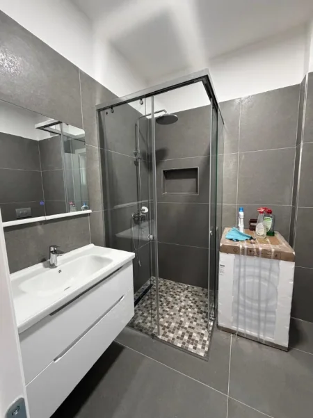 Tirane, jepet me qera apartament 1+1 Kati 4, 70 m² 550 € (Golden Park)