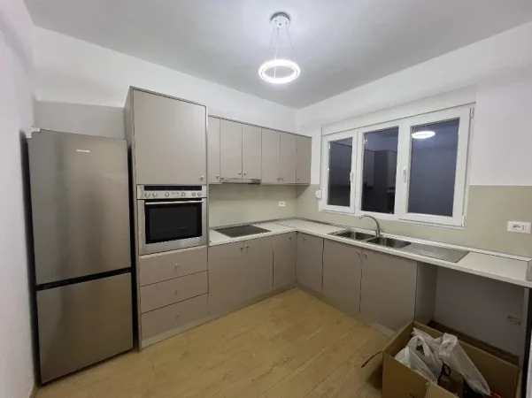 Tirane, jepet me qera apartament 2+1 Kati 1, 90 m² 400 € (Yzberisht)
