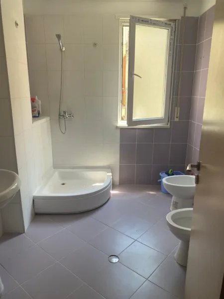Tirane, jepet me qera apartament 2+1+Ballkon Kati 4, 95 m² 550 € (KODRA E DIELLIT)