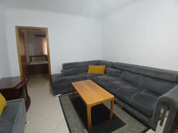 Tirane, jepet me qera apartament 2+1 Kati 1, 75 m² 450 € (rruga elbasanit)