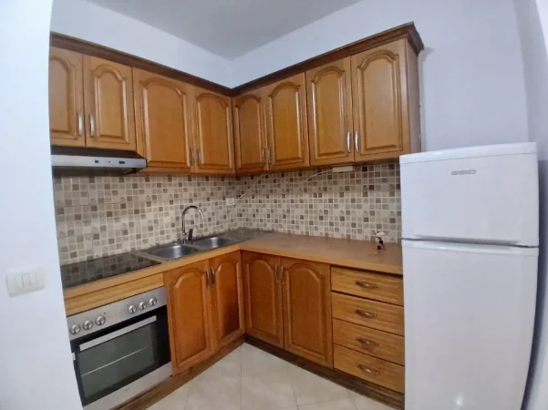 Tirane, jepet me qera apartament 2+1+Ballkon Kati 6, 96 m² 450 € (yzberisht)