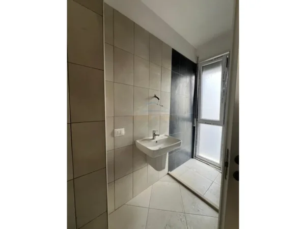 Tirane, shitet apartament 2+1+Ballkon Kati 5, 91 m² 265.000 € (Ish Parku)