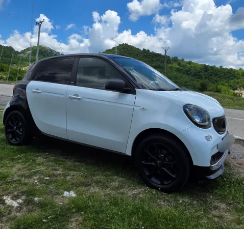Tirane, shes makine Smart Fourfour 2017 Benzin+Gaz, e bardhë automatik Kondicioner 106.000 km 6.503 €