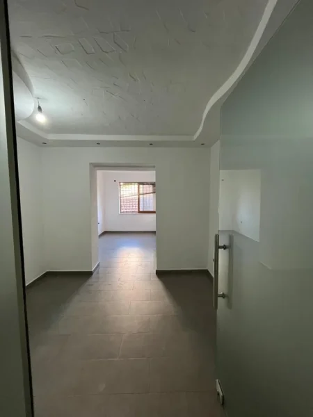 Tirane, shitet ambjent biznesi Kati 2, 62 m² 145000 € (Rruga Xhanfize Keko)