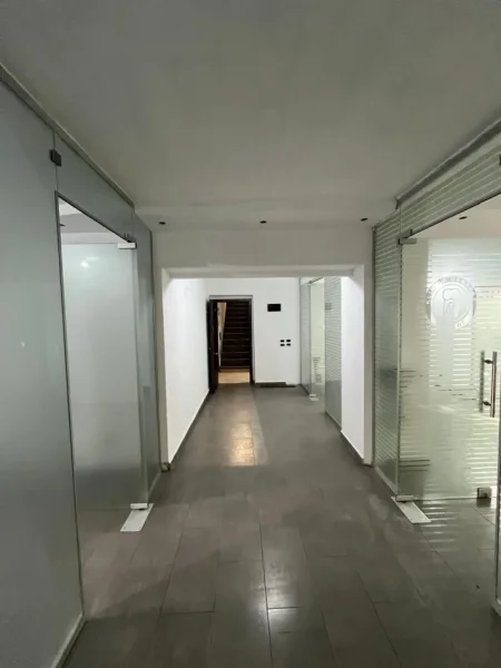 Tirane, shitet ambjent biznesi Kati 2, 62 m² 145000 € (Rruga Xhanfize Keko)