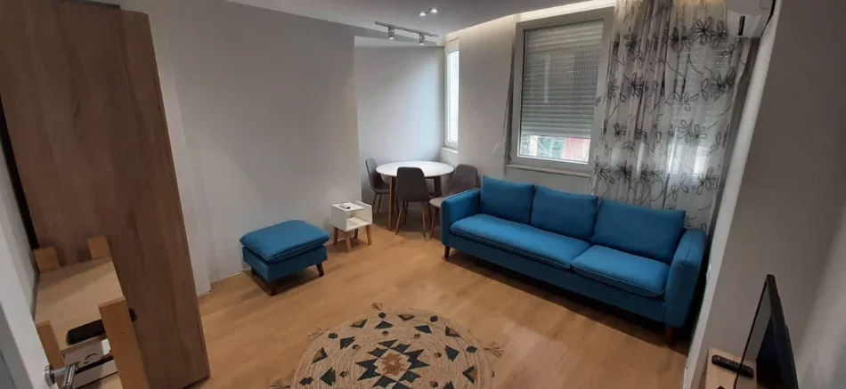 Tirane, jap me qera apartament 1+1+Ballkon Kati 4, 40 m² 500 € (Rruga e Barrikadave, ne Qender)