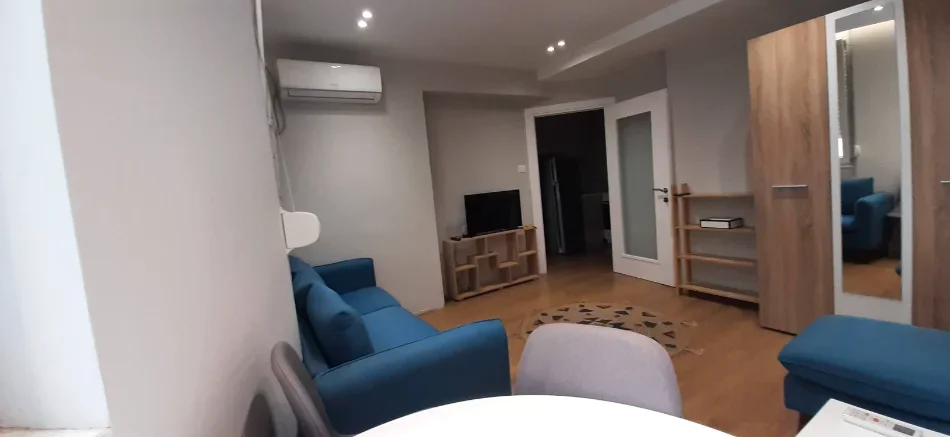Tirane, jap me qera apartament 1+1+Ballkon Kati 4, 40 m² 500 € (Rruga e Barrikadave, ne Qender)