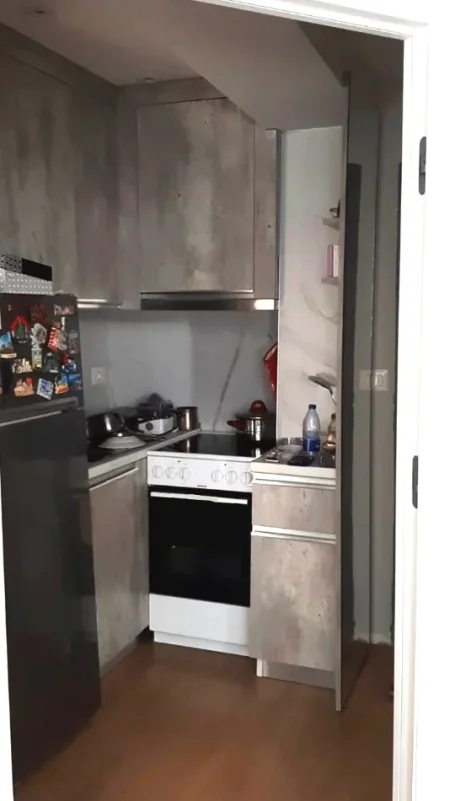 Tirane, jap me qera apartament 1+1+Ballkon Kati 4, 40 m² 500 € (Rruga e Barrikadave, ne Qender)