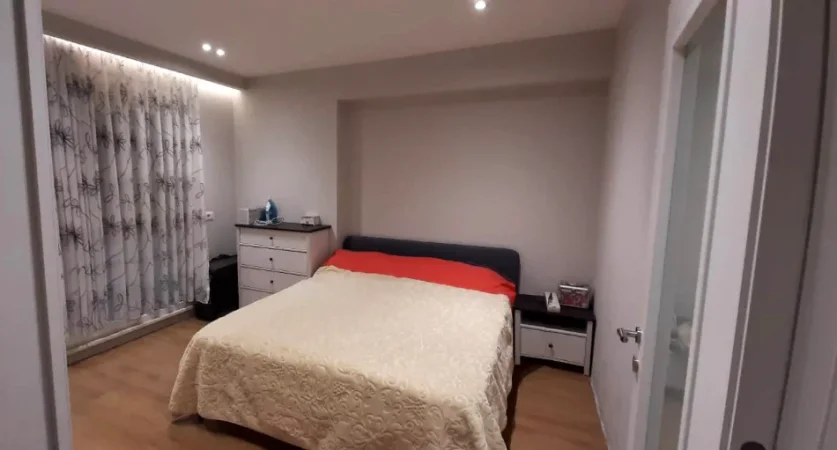 Tirane, jap me qera apartament 1+1+Ballkon Kati 4, 40 m² 500 € (Rruga e Barrikadave, ne Qender)