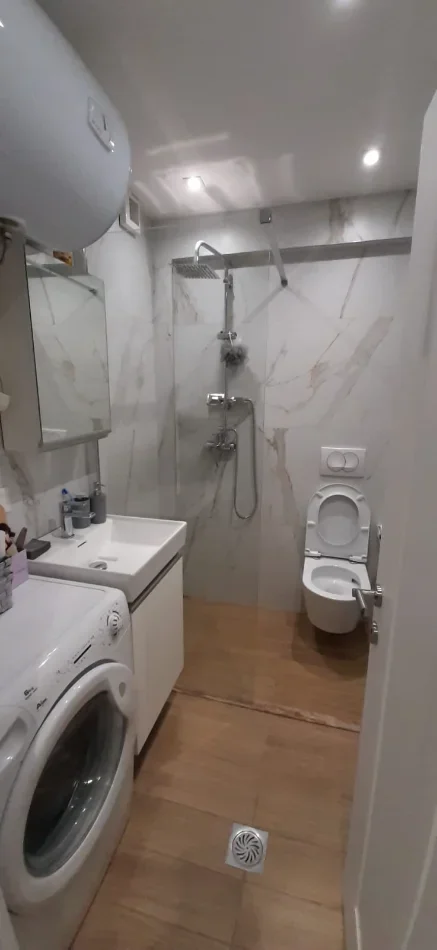 Tirane, jap me qera apartament 1+1+Ballkon Kati 4, 40 m² 500 € (Rruga e Barrikadave, ne Qender)