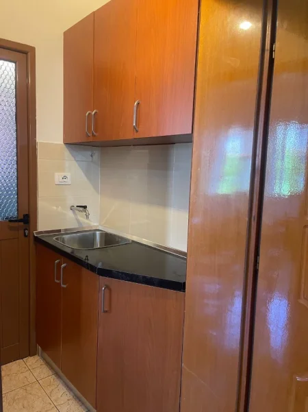 Tirane, jepet me qera apartament 1+1 Kati 1, 60 m² 300 € (Rruga Kadri Kerciku(Qyteti Studenti))