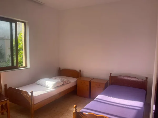 Tirane, jepet me qera apartament 1+1 Kati 1, 60 m² 300 € (Rruga Kadri Kerciku(Qyteti Studenti))