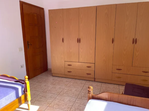 Tirane, jepet me qera apartament 1+1 Kati 1, 60 m² 300 € (Rruga Kadri Kerciku(Qyteti Studenti))