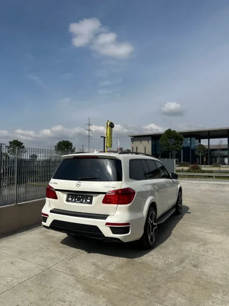Tirane, shes makine Mercedez Nafte, e bardhë tiptronik Klima 150.000 km 15.000 €