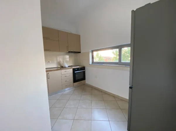 Tirane, jepet me qera apartament 2+1 Kati 3, 500 € 