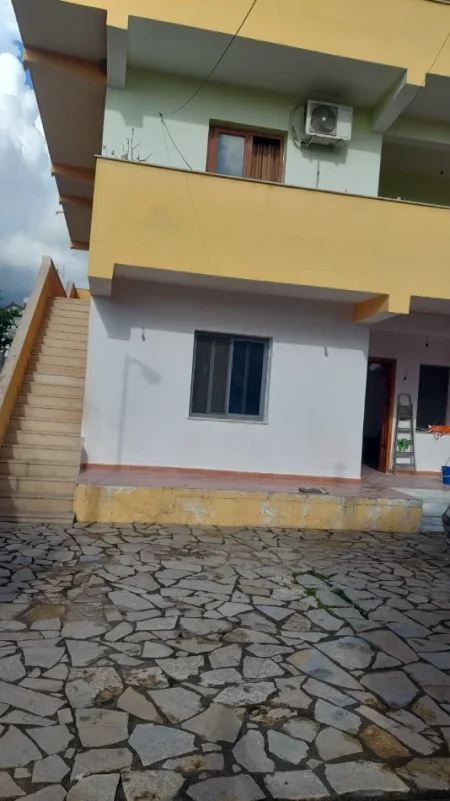 Tirane, jepet me qera Vile 2+1+Aneks+Ballkon Kati 1, 90 m² 380 € (Rruga: Enver Begeja)