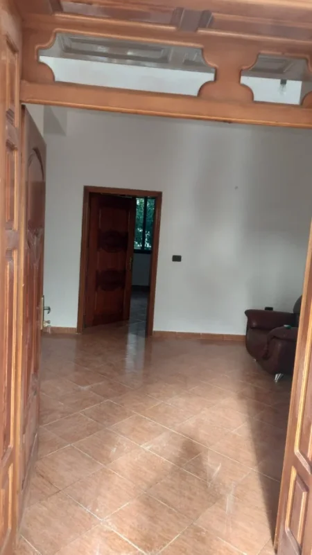 Tirane, jepet me qera Vile 2+1+Aneks+Ballkon Kati 1, 90 m² 380 € (Rruga: Enver Begeja)