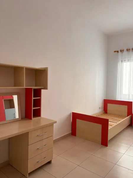 Tirane, jap me qera apartament 2+1+Ballkon Kati 1, 99 m² 500 € (Rrethi Astir)