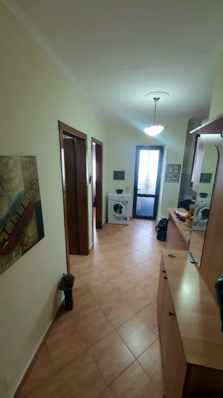 Tirane, jepet me qera Kati 8, 370 € (5 Maji)
