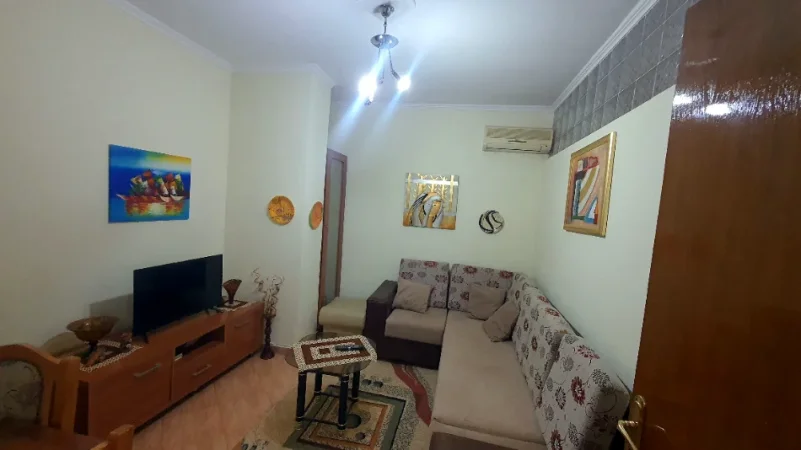 Tirane, jepet me qera Kati 8, 370 € (5 Maji)