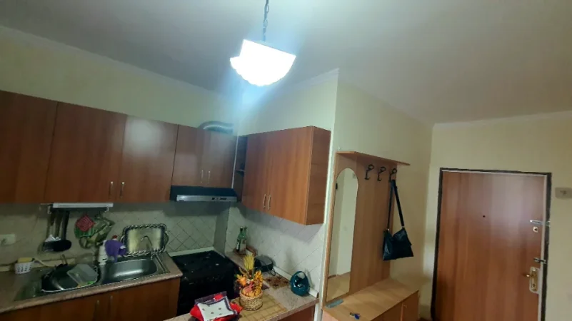 Tirane, jepet me qera Kati 8, 370 € (5 Maji)