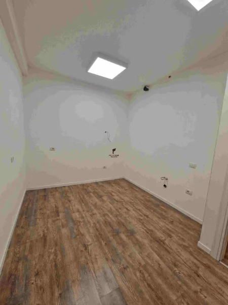 Tirane, jepet me qera zyre Kati 1, 75 m² 650 € (LAPRAKE)