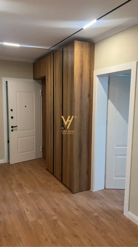 Tirane, jepet me qera apartament 3+1+Ballkon Kati 4, 196 m² 1.000 € (FRESKU)