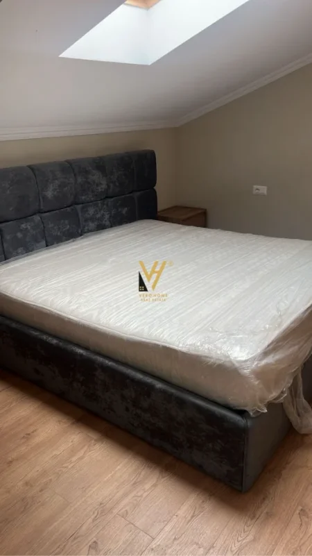Tirane, jepet me qera apartament 3+1+Ballkon Kati 4, 196 m² 1.000 € (FRESKU)