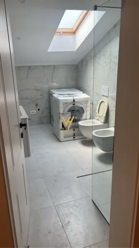 Tirane, jepet me qera apartament 3+1+Ballkon Kati 4, 196 m² 1.000 € (FRESKU)