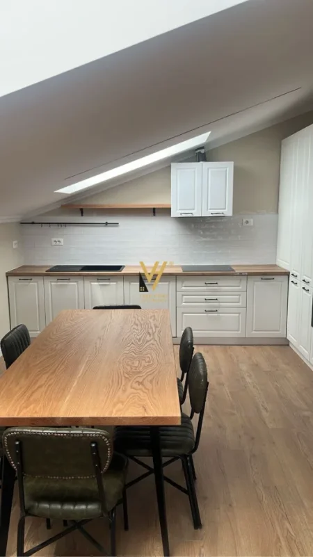 Tirane, jepet me qera apartament 3+1+Ballkon Kati 4, 196 m² 1.000 € (FRESKU)