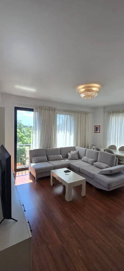 Tirane, jepet me qera apartament 2+1+Aneks+Ballkon , 800 € (rruga e elbasanit)