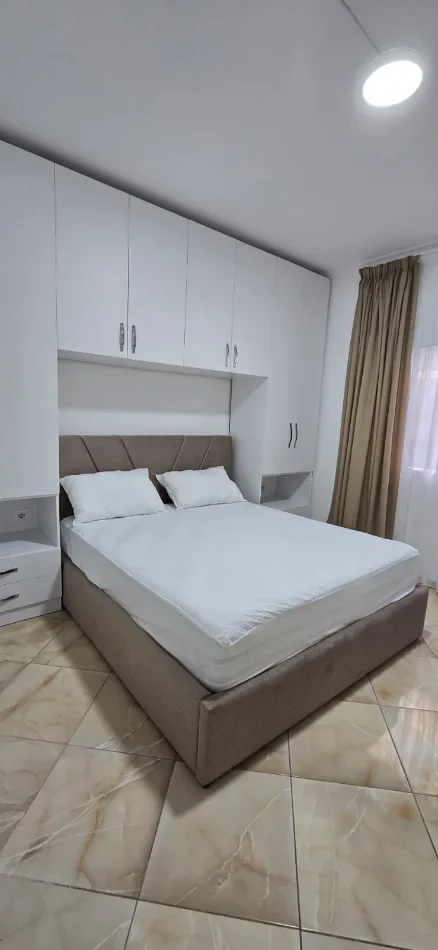 Tirane, jepet me qera apartament 1+1+Aneks+Ballkon Kati 1, 50 m² 350 € (qyteti studenti)