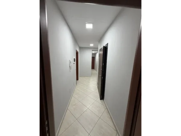 Tirane, jepet me qera apartament 2+1 Kati 7, 112 m² 700 € 