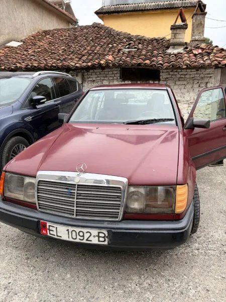 Elbasan, shes makine Mercedes Benz 200D 1985 Nafte, vishnje manuale Kondicioner 350.000 km 2.900 €