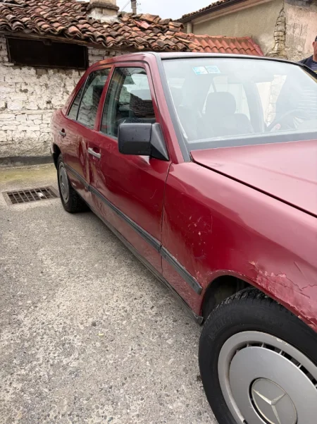Elbasan, shes makine Mercedes Benz 200D 1985 Nafte, vishnje manuale Kondicioner 350.000 km 2.900 €
